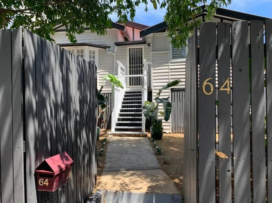 Charming 1920’s 4Br freestanding Plantation Qldr.