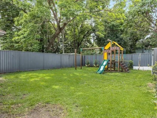 Charming 3BR Queenslander with Backyard and Play Area