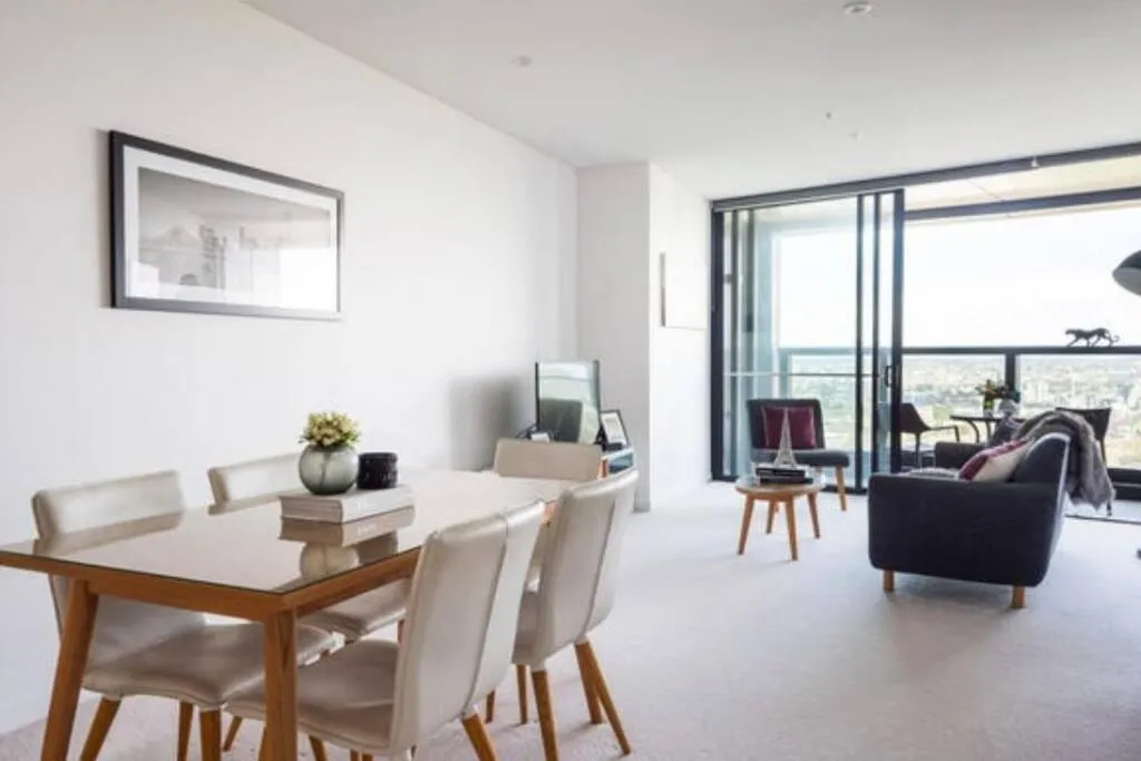 L19 Spacious Apt, Wi-Fi, Parking by Stylish Stays