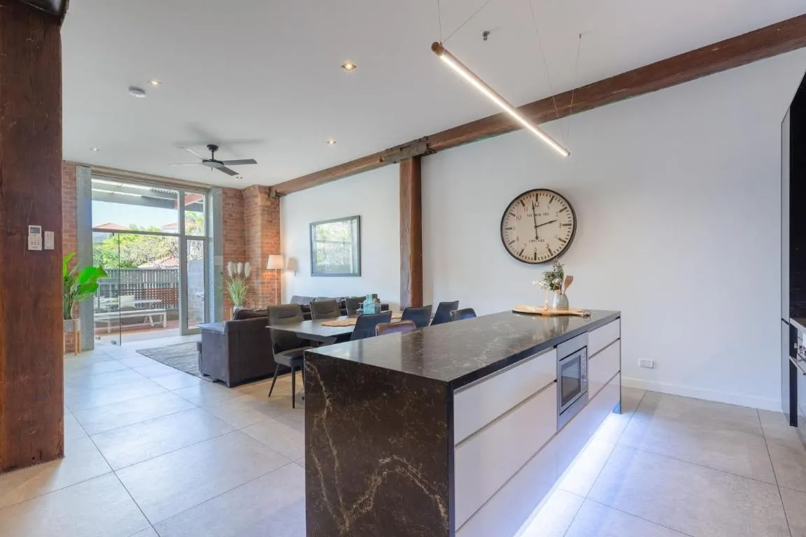 Luxury 3 brm 2 bath Woolstore apt with Courtyard