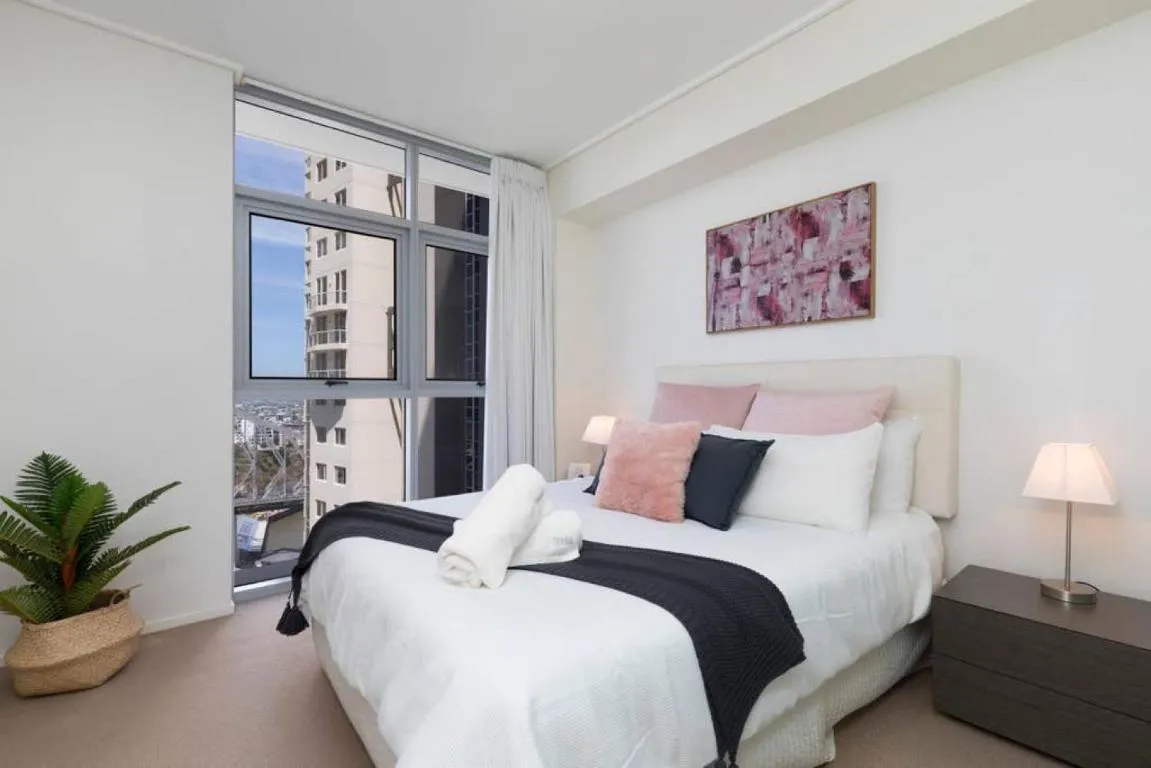 SK2 – CHARMING Skyline CBD w River Views 3 BR Private Apartment