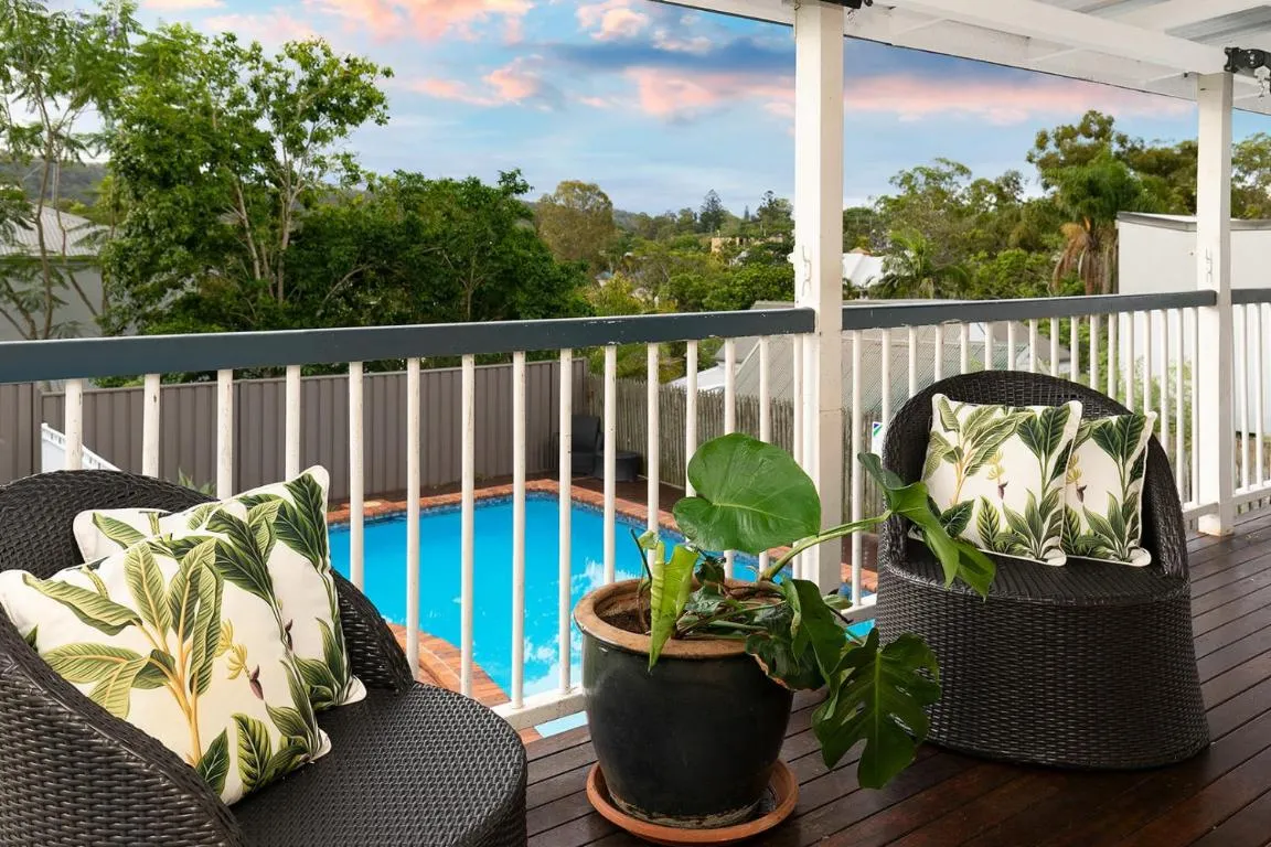 The Indooroopilly Queenslander – 4 Bedroom Family Home – Private Pool – Wifi – Netflix