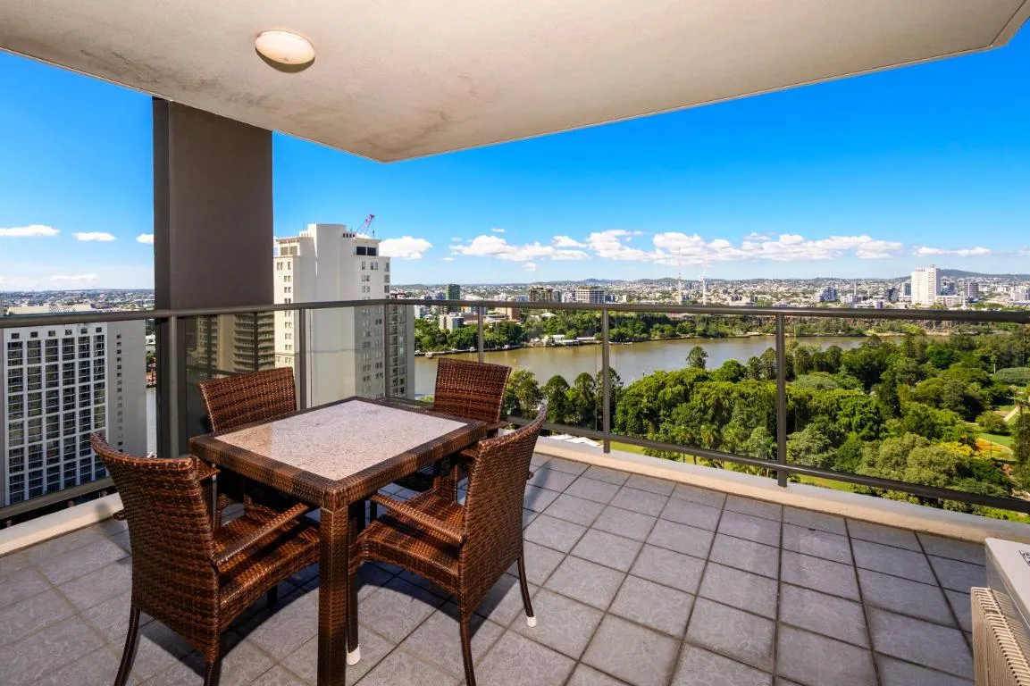 Urban Elegance Stunning River Views from 26th Fl