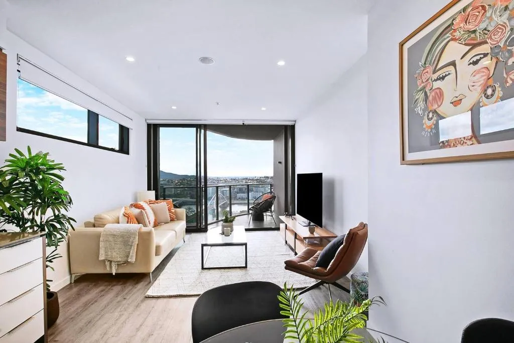 Above Brisbane King Suite with Rooftop Pool Deck