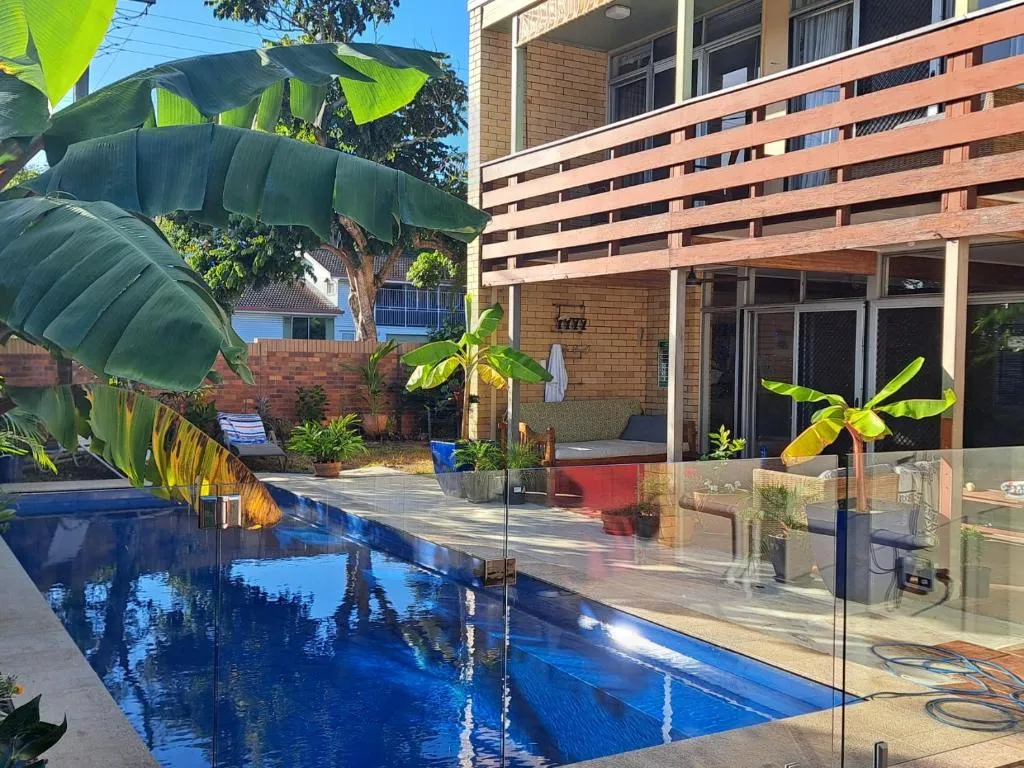 Brisbane 1960s Pool House – hosted bed and breakfast