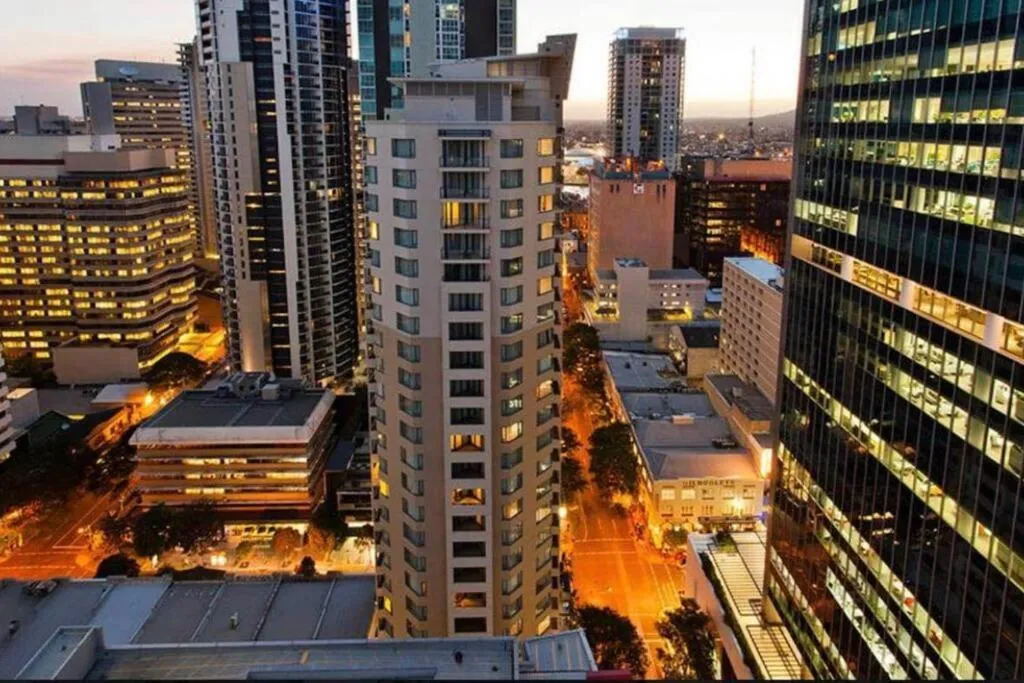CBD 1BED/POOL/GYM/SAUNA/ – CLOSE TO EVERYTHING!