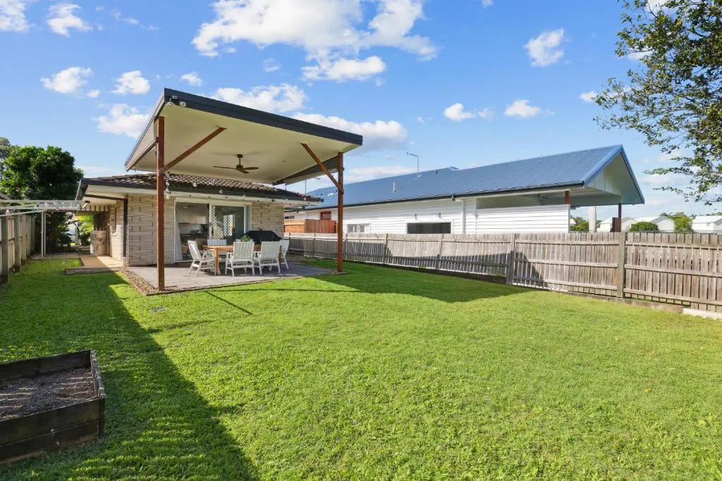 Charming 2-Bed Home with Spacious Backyard & BBQ