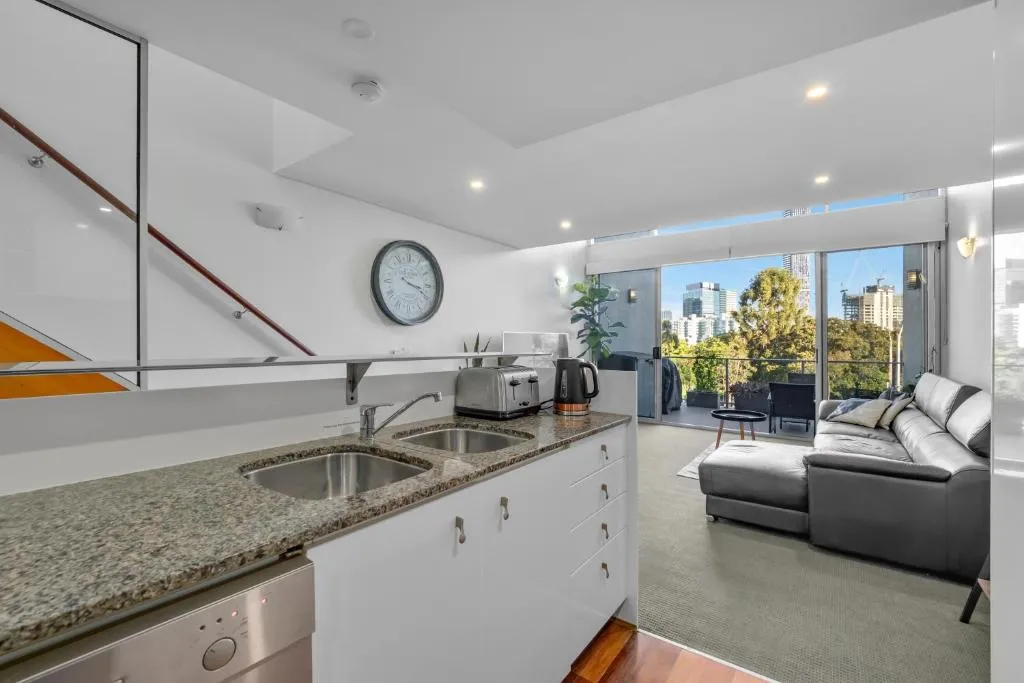 Entire 2 Bedroom Penthouse with Carpark