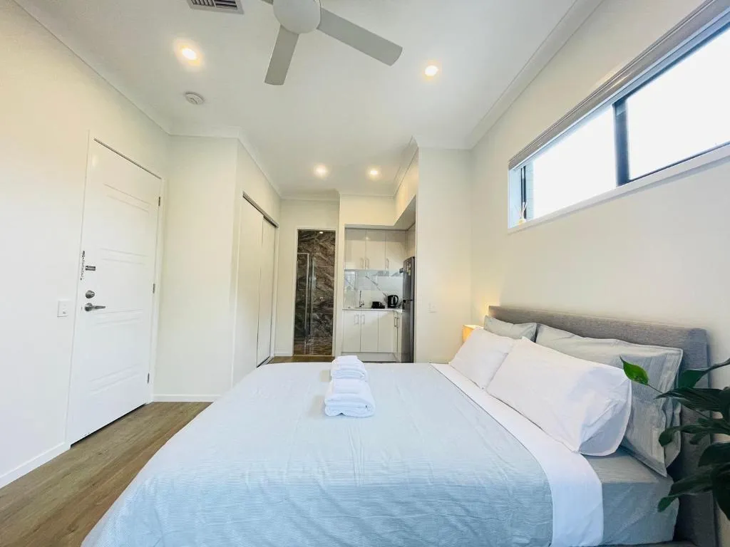 Independent Room with onsuite and small kitchen