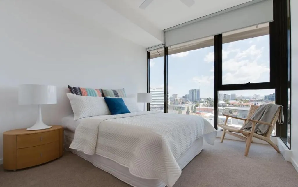 Modern 5-Guest Pool Retreat for Family & Business