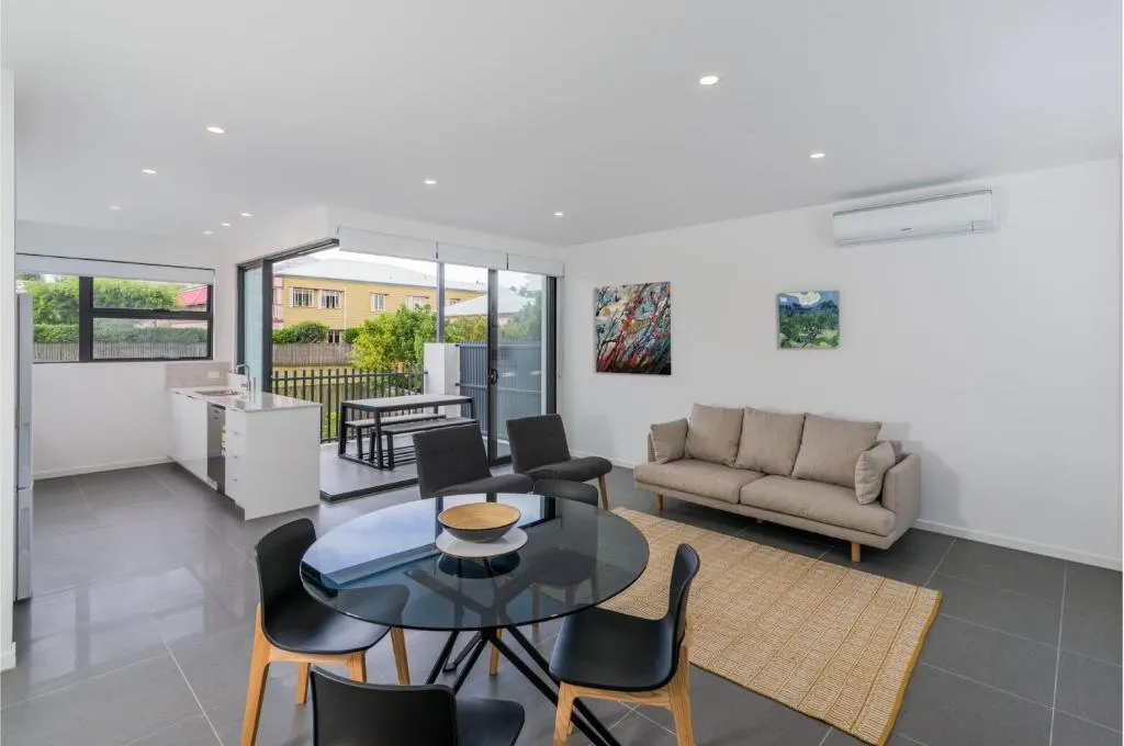 Oxford Steps – Executive 2BR Bulimba Apartment Across from the Park on Oxford St
