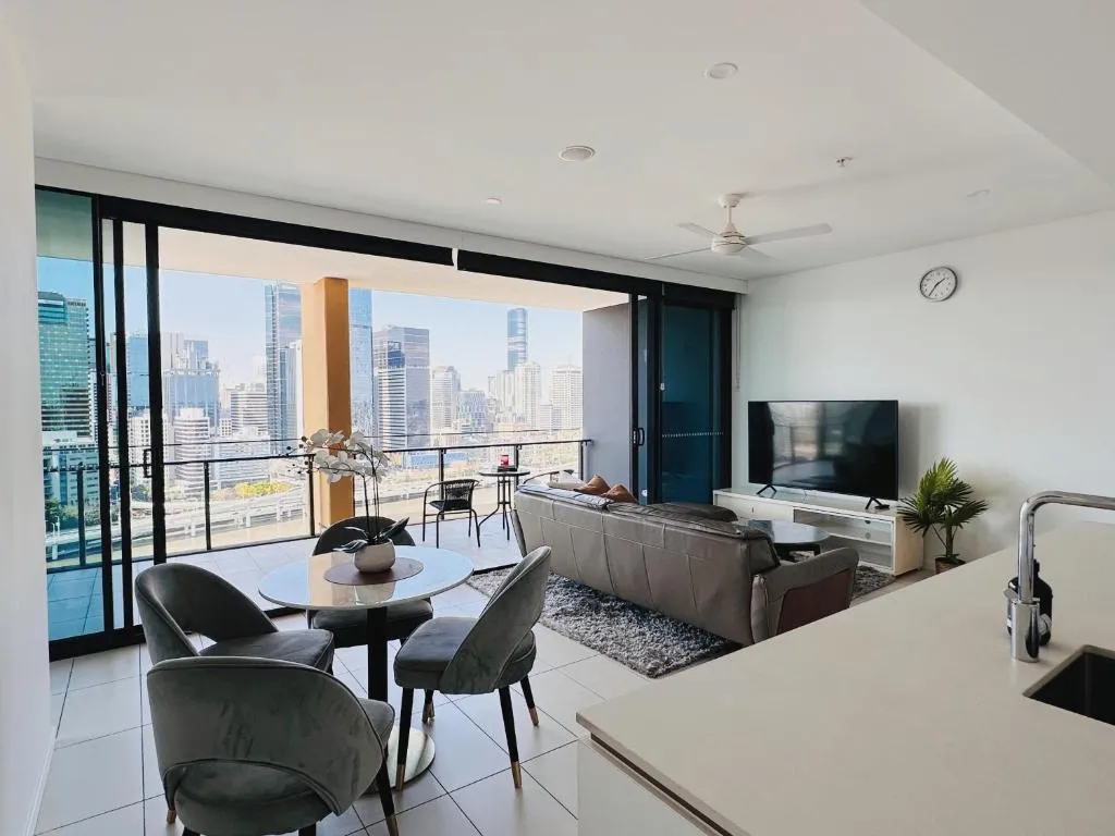 Panorama Penthouse on the River 3BD