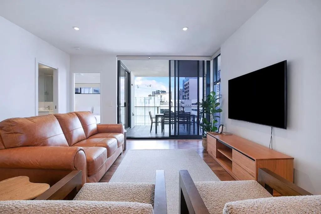 Regatta Hideaway – A Breezy Balcony Residence