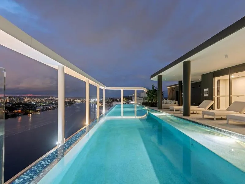 Rivello Apartments – Free Secure Car Park, 6km to City, Ferry Terminal, Eat Street, Rooftop Pool, Sauna, Portside Dinning