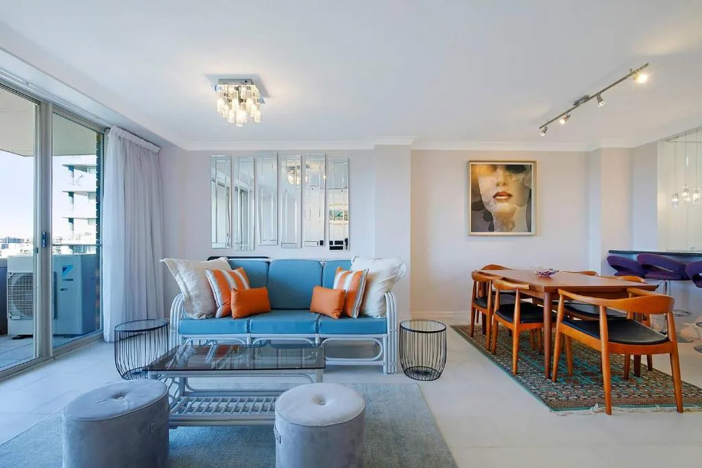 ‘Riverside Terrace’ Inner-city Retro-chic with Pool