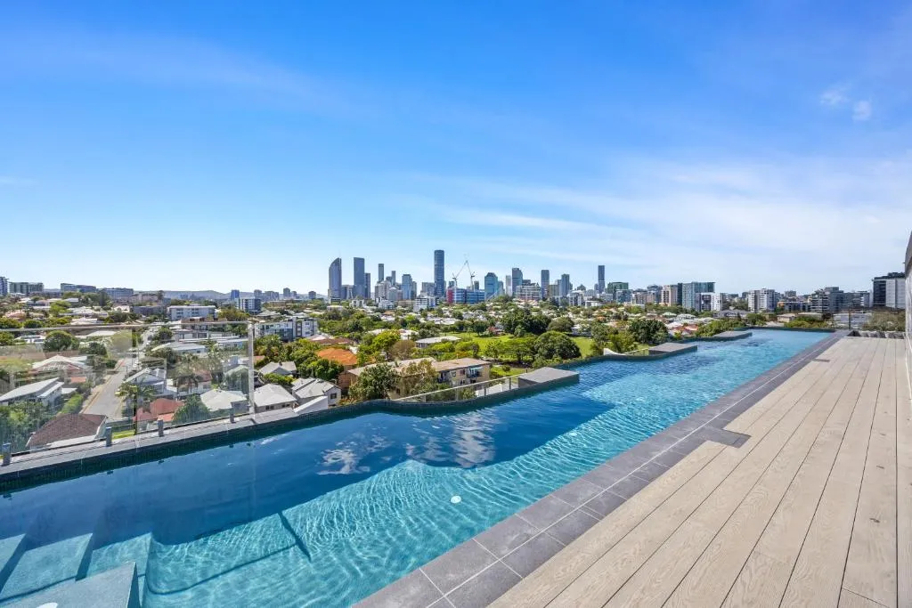 Sinclair Apartments – Rooftop Pool with City Views, 300m Walk to Gabba, Free Secure Car Park, Gym, BBQ, Close to City