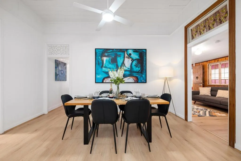 Steps to CBD and South Bank- 5 Bedrooms Unique Character Queenslander House with 7 Beds, 3,5Bathrooms, Aircons, 3Carparks