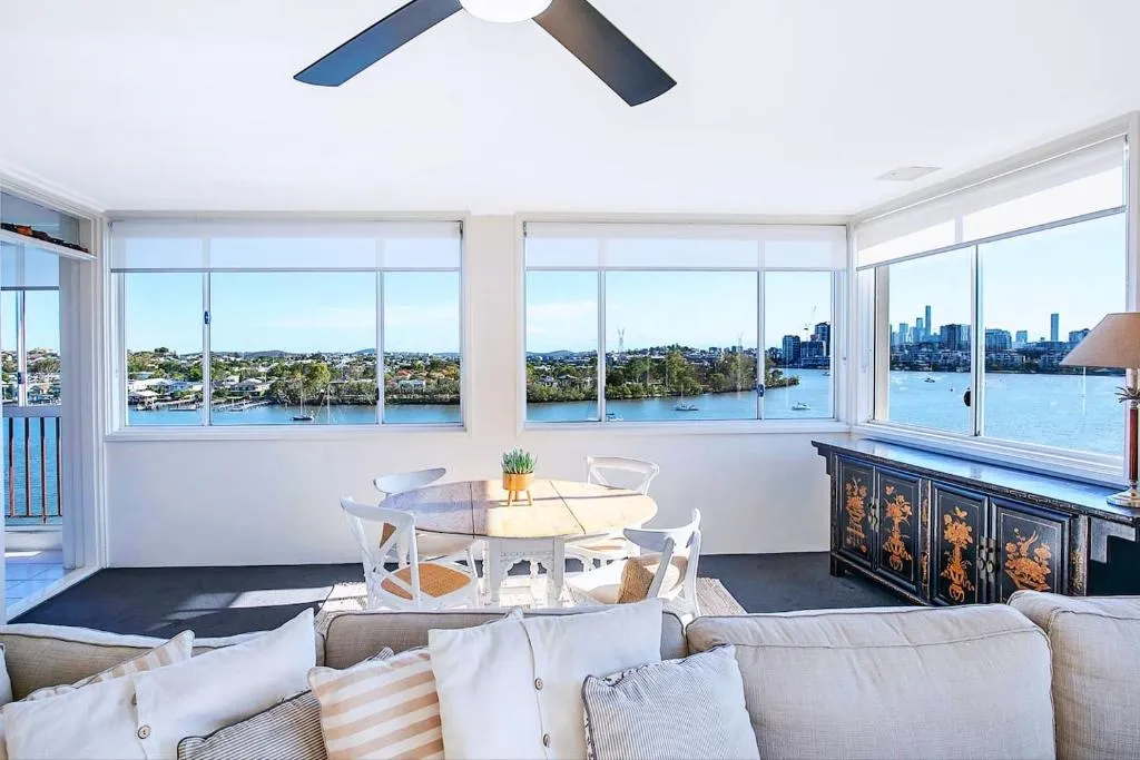 The Hillside at Hamilton – A Fresh Riverfront Abode