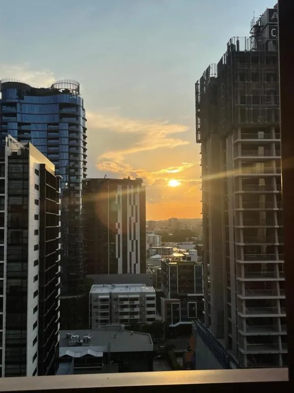 Views and Vibes – Free Parking – great location!