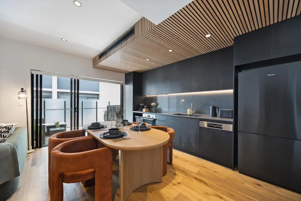 West End Apartment – Free Secure Car Park – Walk to Restaurants – Brisbane Convention Centre