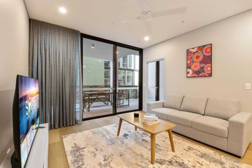 1BR Luxury apt at prime location w carpark