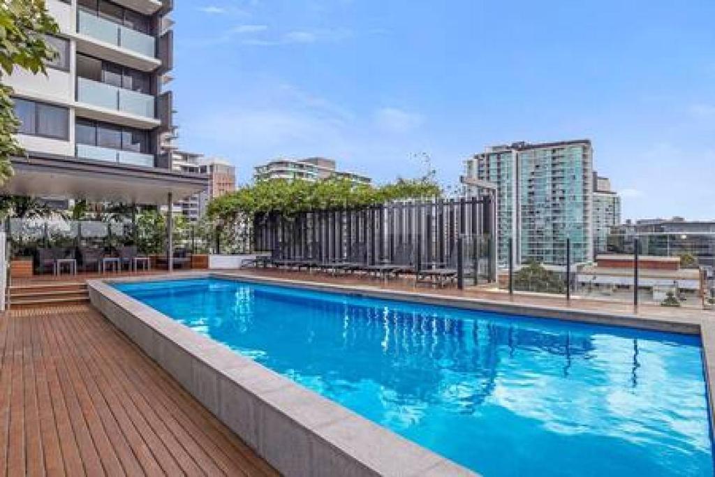 54Q Abnb-style Apt Opposite lush park playground, Portside 2BR FPKG