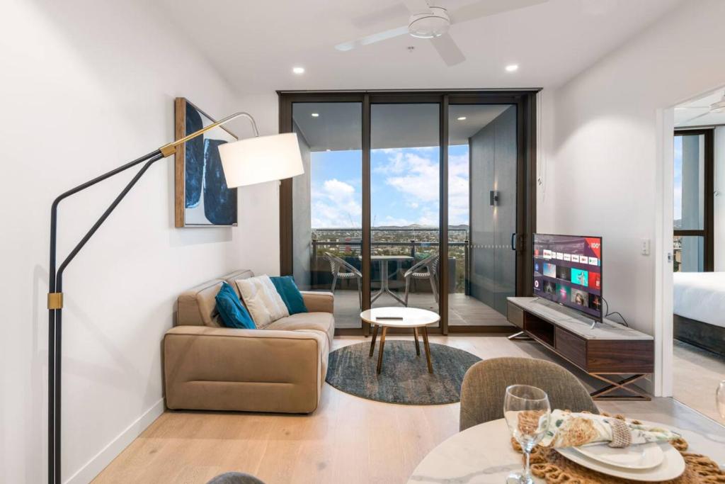Affordable Luxe City and River Views 5 Star Amenities