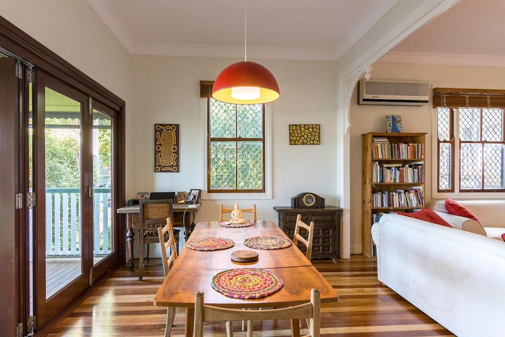 Bardon Oasis-Whole House & great deck to yourself