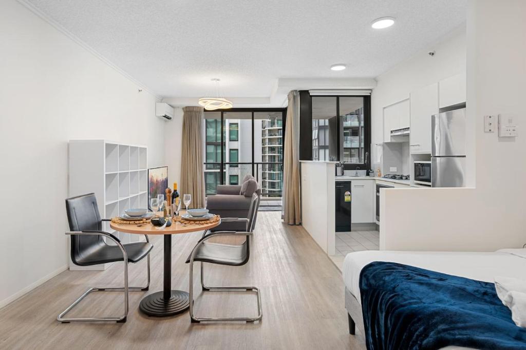Best Value 2Beds Apt at CBD with Pool Gym Carpark