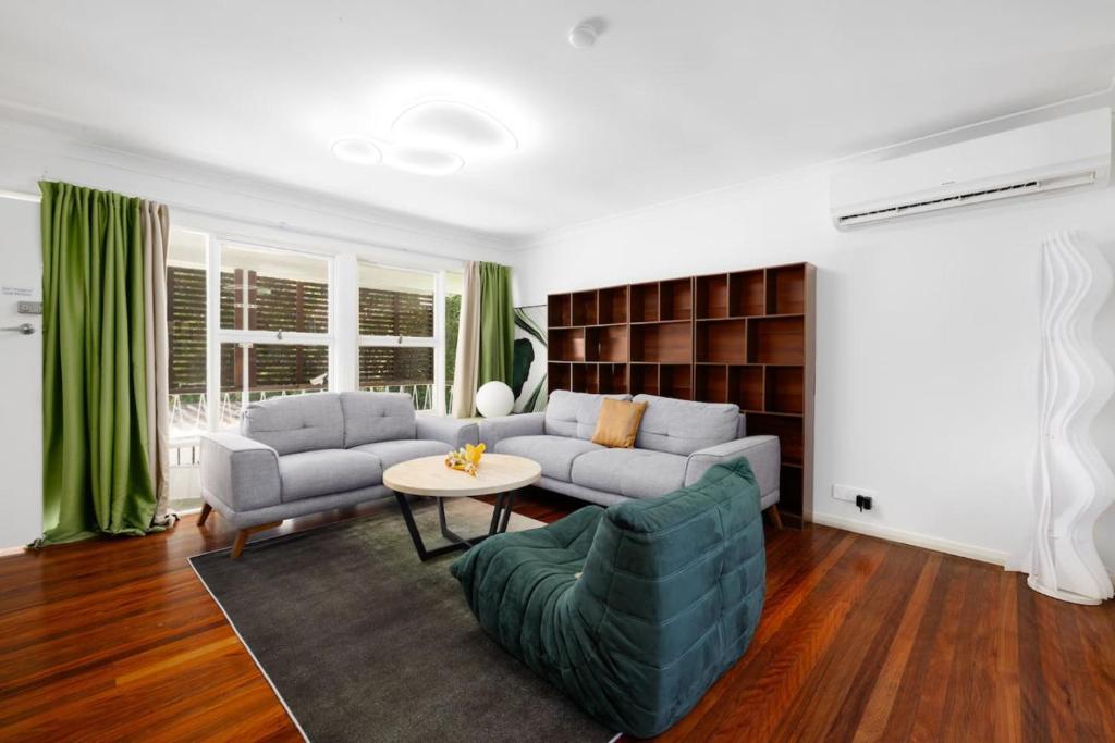 Best Value 4Beds Home Near Shops, Cafes and Forest
