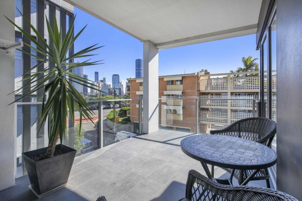 Contemporary Apt, Premium Local, WiFi, Wine, Cafes