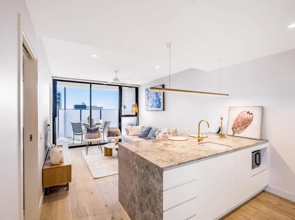 Conveniently located 2BR apt with rooftop pool at Milt
