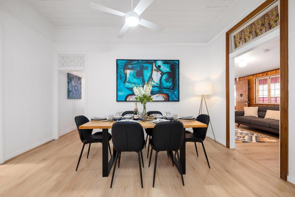 Elegant 5BR Queenslander- Walk to CBD & South Bank