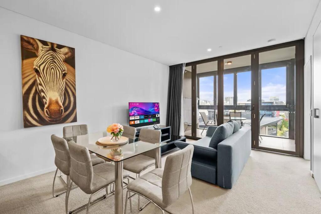 Elegant Urban Hideaway – Private Luxury Residential Apartment, walk to South Bank & Free Carpark