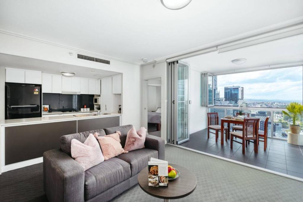 Great Value CBD 2 Beds Apt Free Carpark Pool and Gym