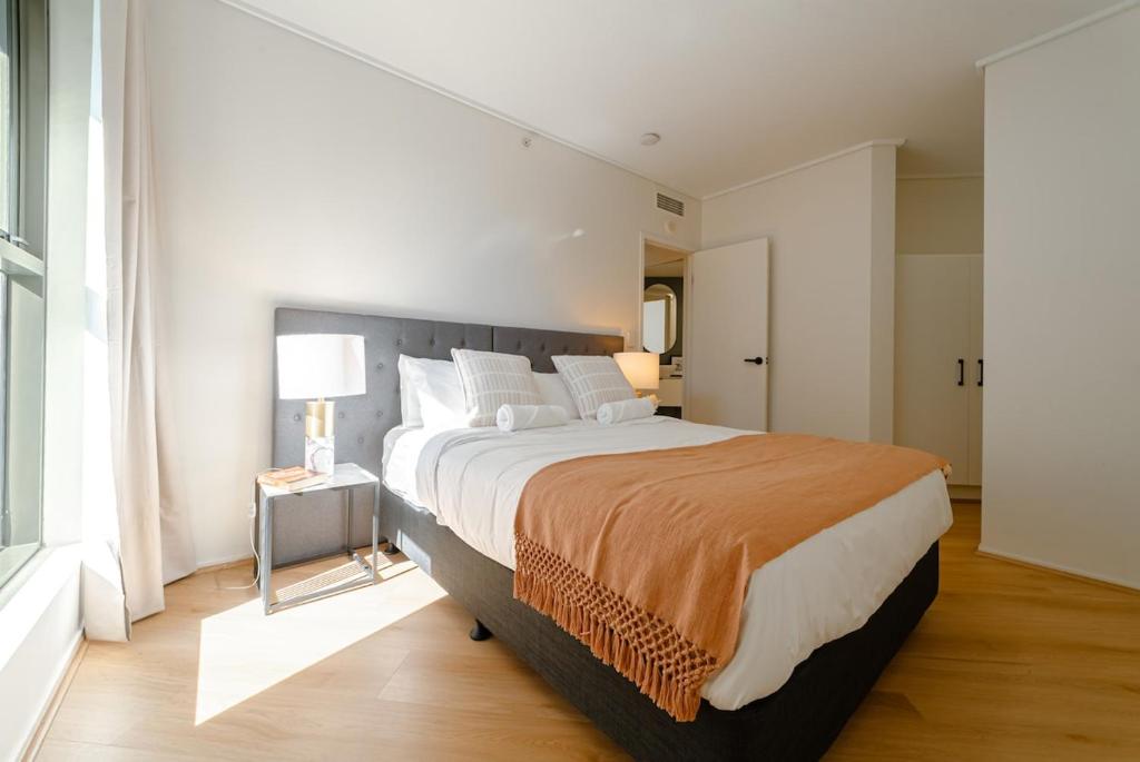 Lux 18th floor 2br 2bath, River view, Pool, Spa, Sauna, Gym, Wifi,