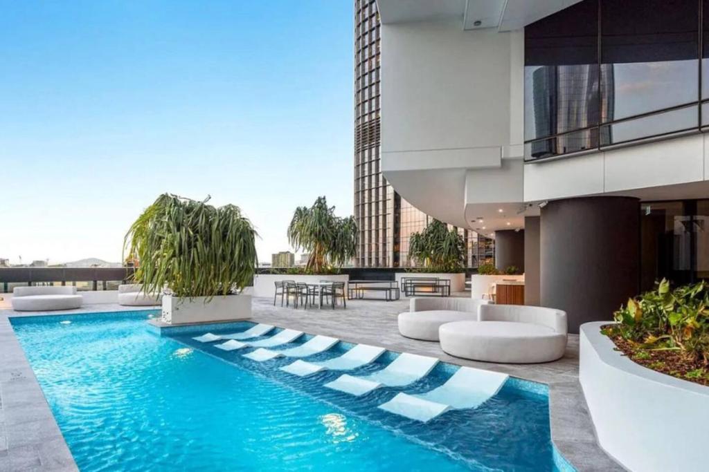 Luxurious 2 Bed Apartment with Pool, Sauna and Gym
