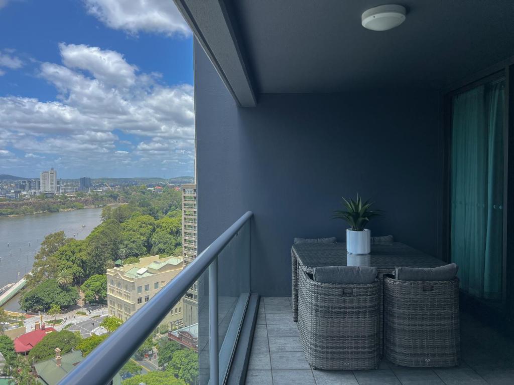 Luxury CBD 2B2B Balcony Views Free Parking
