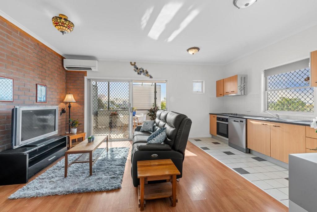 Park the car & Explore Brisbane by Custom Bnb Hosting