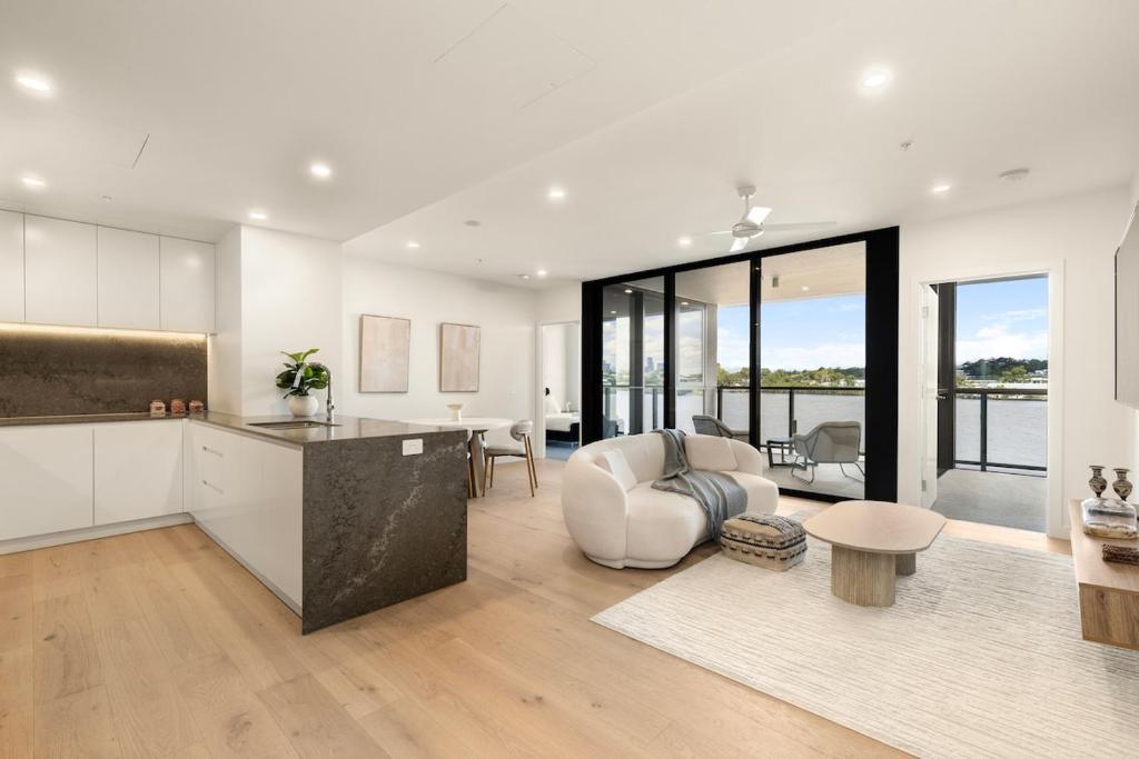 Riverfront Luxe 2Bed Pool Parking