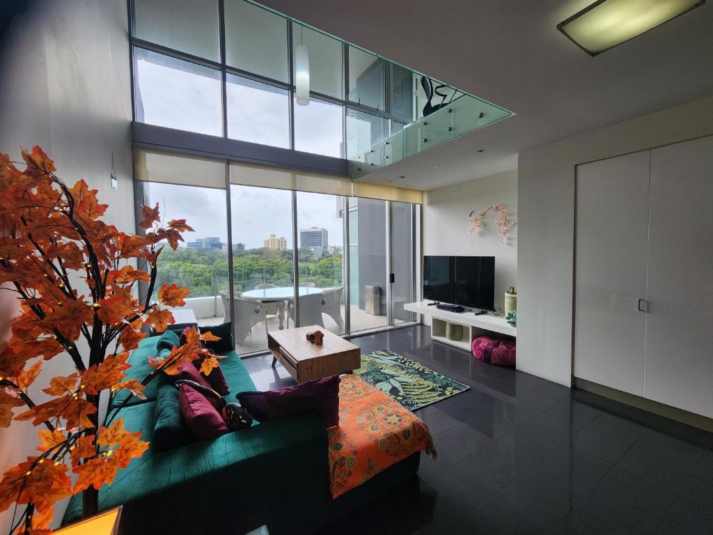 Spacious 1 bedroom mezzanine apartment with large bath views 2 free parking spots