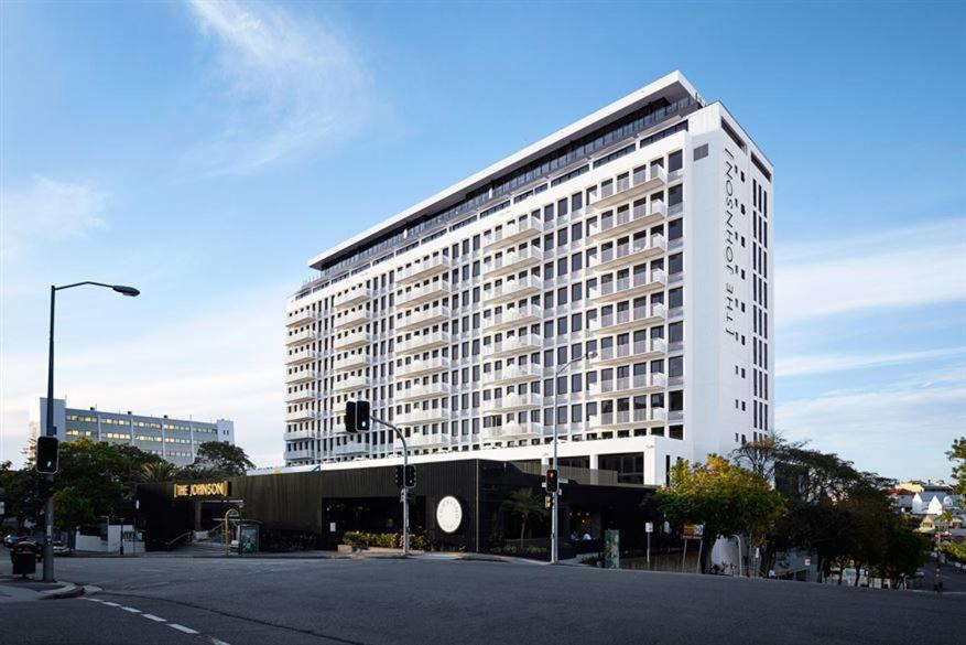 Spacious 2bed 2bath Apartment with City Views