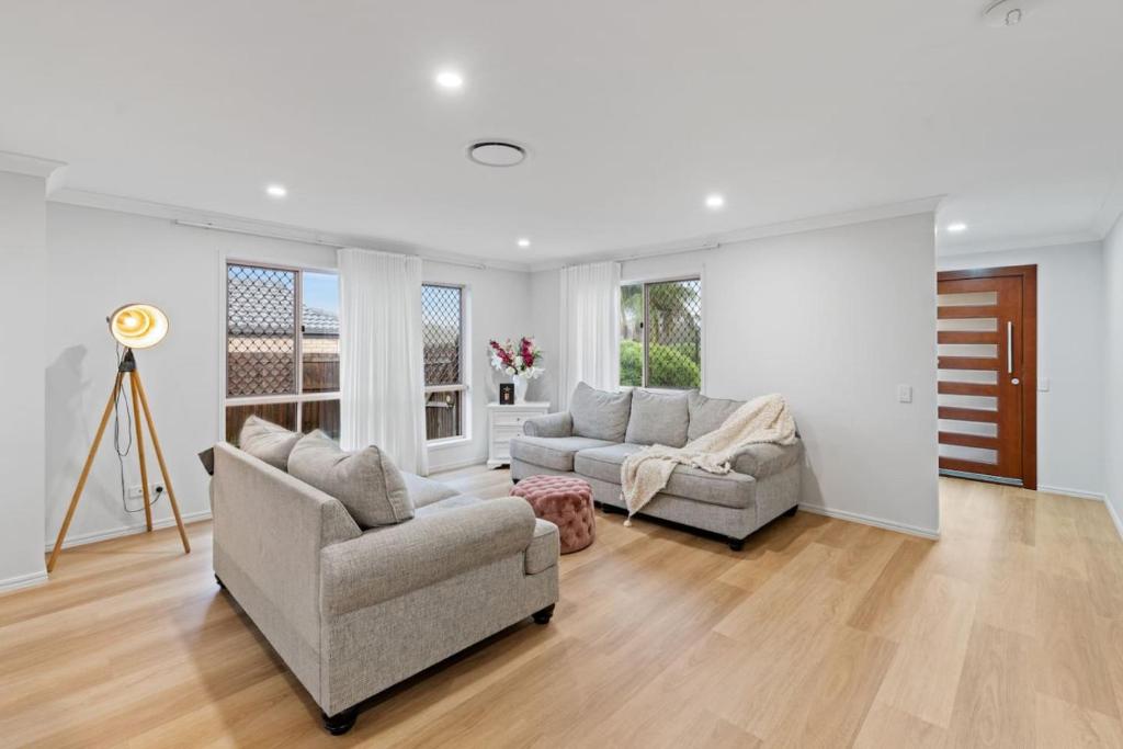 Stunning 5BR Big Modern Home with Parking Malls and Parks