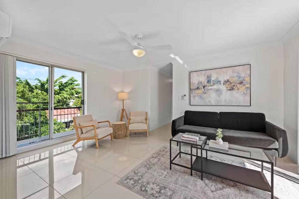 Stylish 3BRM Apt near Gabba with Free Parking & WiFi
