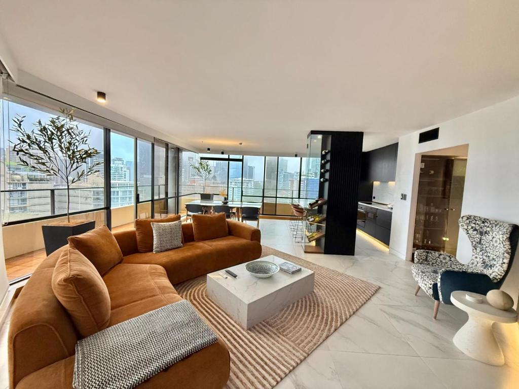Sub Penthouse – Large Luxury 2 Bedroom Apartment