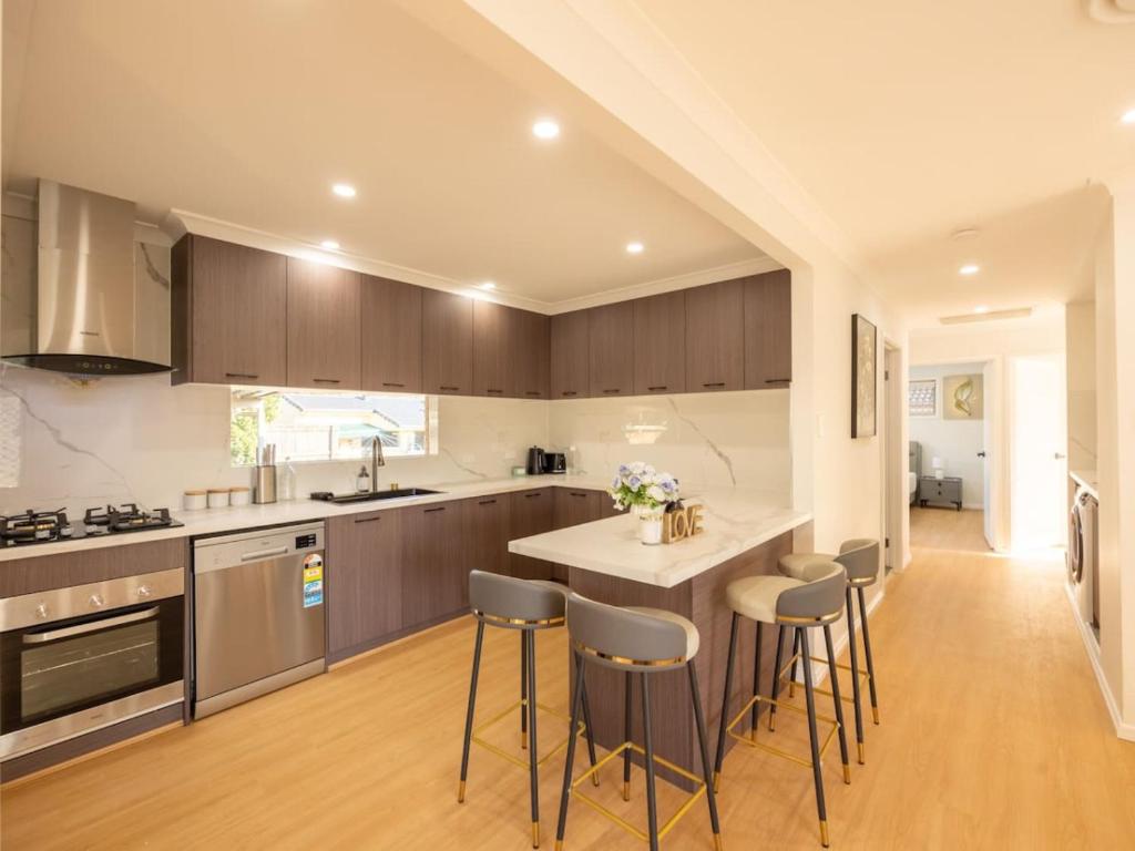 Super Value 4BR House near Westfield Shops and Parks