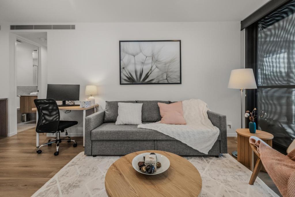 “The Mowbray”-Luxury,rooftop pool,gym,free parking