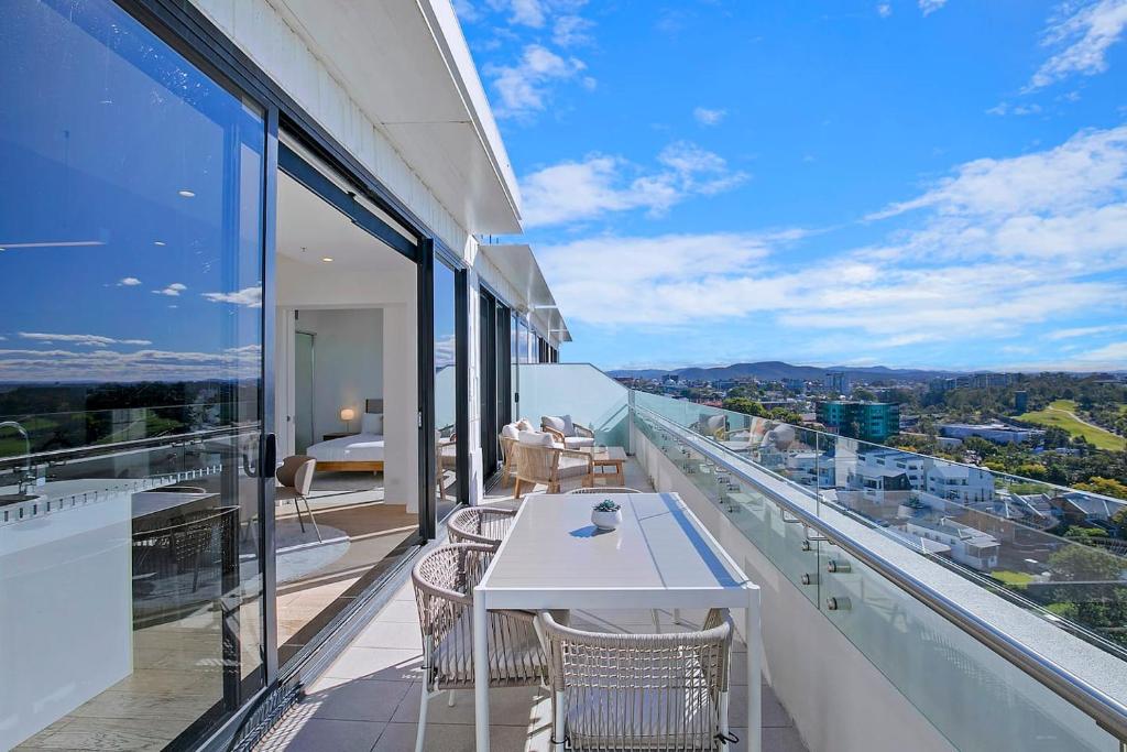 Top of Spring Hill – Balcony Bliss and Poolside Escape