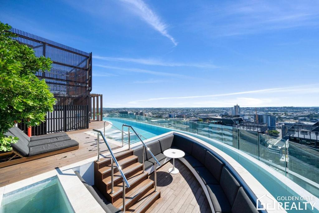 Valley Lookout – Luxe 1BR plus Exclusive Rooftop Pool